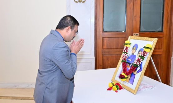 26.12.2024 : राज्यपालांचे परिवार प्रबंधक जितेंद्र वाघ यांनी 'वीर बाल दिवस' निमित्ताने साहिबजादा जोरावर सिंह व साहिबजादा फतेह सिंह यांच्या हौतात्म्याच्या स्मरणार्थ त्यांच्या प्रतिमेला राजभवन, मुंबई येथे पुष्पांजली अर्पण करून अभिवादन केले. यावेळी राजभवन मधील अधिकारी व कर्मचारी उपस्थित होते.