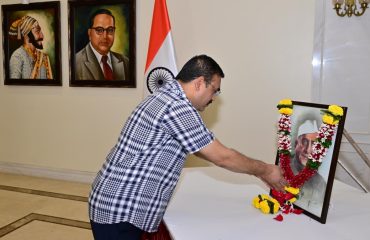 27.12.2025:  भारताचे माजी कृषिमंत्री डॉ. पंजाबराव देशमुख यांच्या जयंतीनिमित्त महाराष्ट्र लोकभवन येथे राज्यपालांचे सचिव डॉ. प्रशांत नारनवरे यांनी  डॉ. पंजाबराव देशमुख यांच्या प्रतिमेला पुष्पांजली वाहून अभिवादन केले. यावेळी उपस्थित राज्यपालांचे परिसहायक अभयसिंह देशमुख तसेच राजभवनातील अधिकारी व कर्मचारी यांनी देखील डॉ. पंजाबराव देशमुख  यांच्या प्रतिमेला अभिवादन केले.