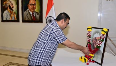 27.12.2025:  भारताचे माजी कृषिमंत्री डॉ. पंजाबराव देशमुख यांच्या जयंतीनिमित्त महाराष्ट्र लोकभवन येथे राज्यपालांचे सचिव डॉ. प्रशांत नारनवरे यांनी  डॉ. पंजाबराव देशमुख यांच्या प्रतिमेला पुष्पांजली वाहून अभिवादन केले. यावेळी उपस्थित राज्यपालांचे परिसहायक अभयसिंह देशमुख तसेच राजभवनातील अधिकारी व कर्मचारी यांनी देखील डॉ. पंजाबराव देशमुख  यांच्या प्रतिमेला अभिवादन केले.