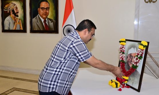 27.12.2025:  भारताचे माजी कृषिमंत्री डॉ. पंजाबराव देशमुख यांच्या जयंतीनिमित्त महाराष्ट्र लोकभवन येथे राज्यपालांचे सचिव डॉ. प्रशांत नारनवरे यांनी  डॉ. पंजाबराव देशमुख यांच्या प्रतिमेला पुष्पांजली वाहून अभिवादन केले. यावेळी उपस्थित राज्यपालांचे परिसहायक अभयसिंह देशमुख तसेच राजभवनातील अधिकारी व कर्मचारी यांनी देखील डॉ. पंजाबराव देशमुख  यांच्या प्रतिमेला अभिवादन केले.