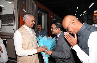 30.12.2025: महाराष्ट्र व गुजरातचे राज्यपाल आचार्य देवव्रत यांचे आज गांधीनगर येथून वंदे भारत एक्सप्रेसने मुंबई सेंट्रल स्थानक येथे आगमन झाले. राज्यपाल देवव्रत दिनांक १ व २ जानेवारी रोजी नाशिक दौऱ्यावर जात असून दिनांक १ रोजी ते सह्याद्री फार्म मोहाडी, दिंडोरी येथे शेतकरी, शेतकरी उत्पादक संघटना, कृषी सहकारी संस्था, कृषी सेवा केंद्र संचालक आदींशी संवाद साधणार आहेत. या दौऱ्यात राज्यपाल आदिवासी आश्रम शाळेला भेट देणार असून शेतकऱ्यांशी बांधावर चर्चा करणार आहेत.