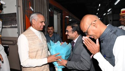 30.12.2025: महाराष्ट्र व गुजरातचे राज्यपाल आचार्य देवव्रत यांचे आज गांधीनगर येथून वंदे भारत एक्सप्रेसने मुंबई सेंट्रल स्थानक येथे आगमन झाले. राज्यपाल देवव्रत दिनांक १ व २ जानेवारी रोजी नाशिक दौऱ्यावर जात असून दिनांक १ रोजी ते सह्याद्री फार्म मोहाडी, दिंडोरी येथे शेतकरी, शेतकरी उत्पादक संघटना, कृषी सहकारी संस्था, कृषी सेवा केंद्र संचालक आदींशी संवाद साधणार आहेत. या दौऱ्यात राज्यपाल आदिवासी आश्रम शाळेला भेट देणार असून शेतकऱ्यांशी बांधावर चर्चा करणार आहेत.