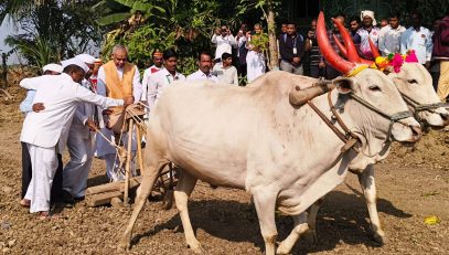 Governor sows jowar seeds at Khoripada, inspires farmers towards natural farming