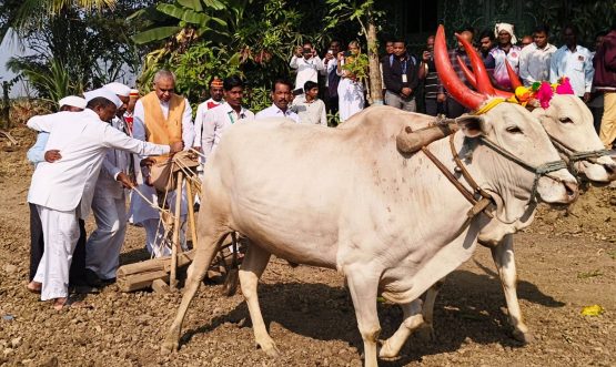 02.01.2026: राज्यपालांनी खोरीपाडाच्या  शेतात  तिफनवर केली ज्वारीची पेरणी