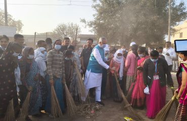 Governor participates in village cleanliness drive with local residents