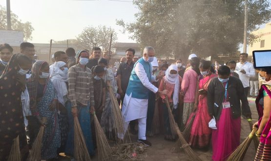02.01.2026: राज्यपालांचा गावकऱ्यांसोबत ग्रामस्वच्छतेत सहभाग