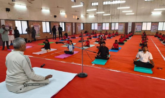 02.01.2026:  राज्यपालांचे पिंपरखेड येथील शासकीय आदिवासी आश्रमशाळेच्या विद्यार्थ्यांसह योगाभ्यास