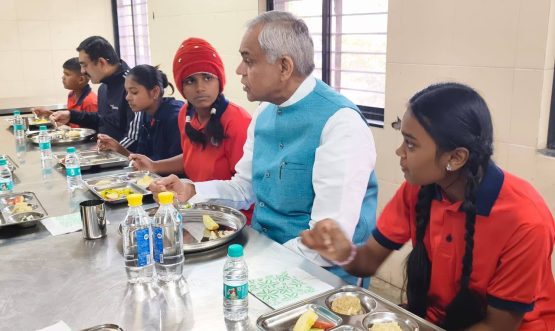 02.01.2026: राज्यपालांनी सकाळच्या नाश्त्याच्यावेळी विद्यार्थ्यांशी साधला संवाद