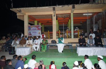 Governor interacts with villagers at Pimparkhed Chavdi