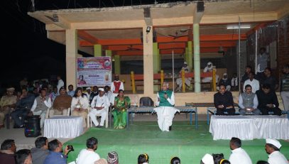 Governor interacts with villagers at Pimparkhed Chavdi