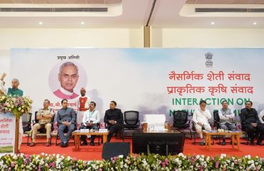 01.01.2026: राज्यपालांचे दिंडोरी तालुक्यातील मोहाडी येथे नागरिकांशी नैसर्गिक शेती या विषयावर संवाद