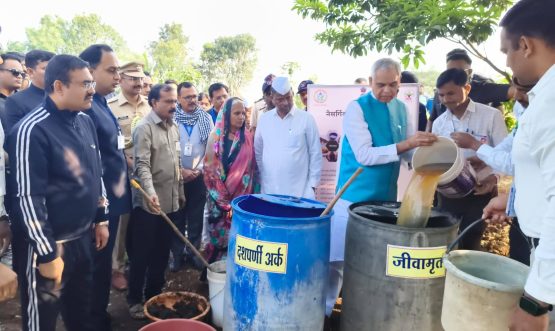 02.01.2026: राज्यपालांनी शेतकऱ्यांना शेतीसाठी जीवामृत कसे तयार करावे याचे प्रात्यक्षिक करून दाखविले