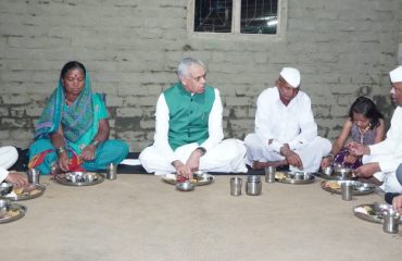 Governor has a simple dinner at the residence of the Sabale family in Pimparkhed