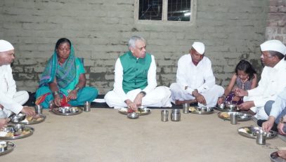 Governor has a simple dinner at the residence of the Sabale family in Pimparkhed
