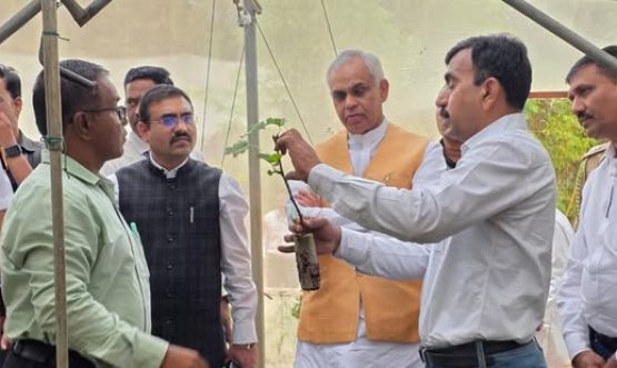 02.01.2026: राज्यपालांची मोहाडी येथील सह्याद्री फार्म येथे भेट,कंपनीच्या अधिकाऱ्यांसमवेत नैसर्गिक शेतीच्या अनुषंगाने चर्चा