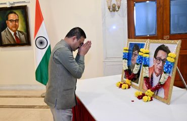 23.01.2026: Maharashtra Lok Bhavan offered floral tributes to the Founder of the Azad Hind Sena Netaji Subhas Chandra Bose  and Balasaheb Thackeray on the occasion of their birth anniversary. Secretary to the Governor Dr. Prashant Narnaware offered floral tributes to the portraits of Netaji Subhas Chandra Bose  and Balasaheb Thackeray on the occasion. Joint Secretary to the Governor S. Ramamoorthy, Comptroller of the Governor’s Households Dr Nishikant Deshpande and officers and staff of Lok Bhavan also paid their tributes to Netaji Subhas Chandra Bose and Balasaheb Thackeray.