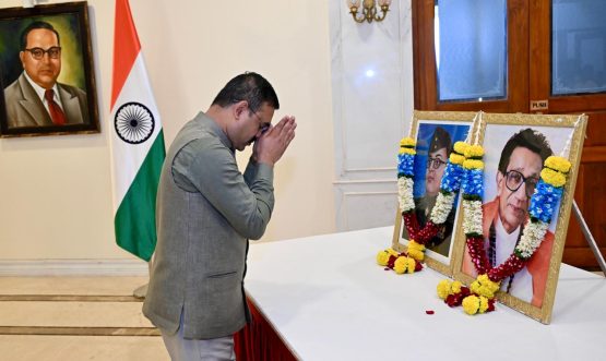 23.01.2026: आझाद हिंद सेनेचे संस्थापक नेताजी सुभाषचंद्र बोस व शिवसेनेचे संस्थापक बाळासाहेब ठाकरे यांच्या जयंतीनिमित्त महाराष्ट्र लोकभवन येथे त्यांनी आदरांजली वाहण्यात आली. राज्यपालांचे सचिव डॉ. प्रशांत नारनवरे यांनी नेताजी सुभाषचंद्र बोस व बाळासाहेब ठाकरे यांच्या प्रतिमांना पुष्पाजंली अर्पण करुन अभिवादन केले. यावेळी राज्यपालांचे सहसचिव एस राममूर्ती, परिवार प्रबंधक डॉ निशिकांत देशपांडे यांसह लोकभवनातील अधिकारी व कर्मचारी यांनी उभय प्रभृतींच्या प्रतिमांना अभिवादन केले.