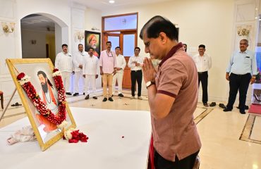 01.02.2026: संत रविदास महाराज यांच्या जयंतीनिमित्त महाराष्ट्र लोकभवन येथे संत रविदास महाराज यांच्या प्रतिमेस अभिवादन करण्यात आले. राज्यपालांचे परिवार प्रबंधक डॉ निशिकांत देशपांडे यांनी संत रविदास महाराज यांच्या प्रतिमेला पुष्पांजली अर्पण करुन अभिवादन केले. यावेळी लोकभवनातील अधिकारी, कर्मचारी व लो क भवन येथे कर्तव्यावर असलेले पोलीस अधिकारी व कर्मचारी यांनी संत रविदास महाराज यांच्या प्रतिमेला अभिवादन केले.