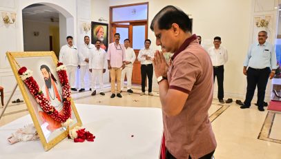 01.02.2026: संत रविदास महाराज यांच्या जयंतीनिमित्त महाराष्ट्र लोकभवन येथे संत रविदास महाराज यांच्या प्रतिमेस अभिवादन करण्यात आले. राज्यपालांचे परिवार प्रबंधक डॉ निशिकांत देशपांडे यांनी संत रविदास महाराज यांच्या प्रतिमेला पुष्पांजली अर्पण करुन अभिवादन केले. यावेळी लोकभवनातील अधिकारी, कर्मचारी व लो क भवन येथे कर्तव्यावर असलेले पोलीस अधिकारी व कर्मचारी यांनी संत रविदास महाराज यांच्या प्रतिमेला अभिवादन केले.