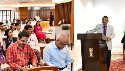 11.02.2026: सातव्या मुख्यमंत्री फेलोशिप योजने अंतर्गत राज्यातील विविध जिल्ह्यांमधील  शासकीय कार्यालयामध्ये आंतरवासिता करीत असलेल्या ६० मुख्यमंत्री सहयोगी युवकांशी राज्यपालांचे सचिव डॉ प्रशांत नारनवरे यांनी लोकभवन, मुंबई येथे संवाद साधला. मुख्यमंत्री फेलोशिप या योजनेच्या मुख्य संपर्क अधिकारी प्रिया खान , राज्यपालांचे परिवार प्रबंधक डॉ निशिकांत देशपांडे व राजशिष्टाचार अधिकारी अर्चना गायकवाड प्रामुख्याने उपस्थित होते.