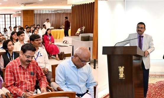 11.02.2026: सातव्या मुख्यमंत्री फेलोशिप योजने अंतर्गत राज्यातील विविध जिल्ह्यांमधील  शासकीय कार्यालयामध्ये आंतरवासिता करीत असलेल्या ६० मुख्यमंत्री सहयोगी युवकांशी राज्यपालांचे सचिव डॉ प्रशांत नारनवरे यांनी लोकभवन, मुंबई येथे संवाद साधला. मुख्यमंत्री फेलोशिप या योजनेच्या मुख्य संपर्क अधिकारी प्रिया खान , राज्यपालांचे परिवार प्रबंधक डॉ निशिकांत देशपांडे व राजशिष्टाचार अधिकारी अर्चना गायकवाड प्रामुख्याने उपस्थित होते.