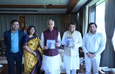 18.02.2026: The Governor of Maharashtra and Gujarat Acharya Devvrat released ‘Dhyey Dhund’, a biography of former Union Minister Suresh Prabhu at Lok Bhavan, Mumbai. Family members Uma Prabhu and Ameya Prabhu, Dr Ameya Desai and author Nakul Parsekar were present.
