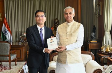 Consul General of the People’s Republic of China in Mumbai Qin Jie meets Governor