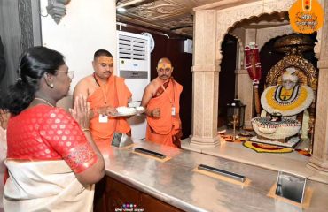 25.02.2026: The President of India, Droupadi Murmu offered prayers at the Samadhi Shrine of Sant Gajanan Maharaj at Shegaon in Buldhana district. Governor Acharya Devvrat, Union Minister of State for AYUSH Prataprao Jadhav, Trustee of Shri Sant Gajanan Maharaj Sansthan Nilkanth Shivshankar Patil and other dignitaries were present.
