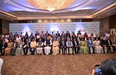 26.02.2026: राज्यपाल आचार्य देवव्रत यांच्या हस्ते आरोग्य क्षेत्रात उल्लेखनीय कार्य करणाऱ्या डॉक्टर्सना 'लोकमत टाईम्स एक्सलन्स इन हेल्थ केअर' पुरस्काराने सन्मानित करण्यात आले. नागपूर येथील सेंटर पॉईंट हॉटेल येथे हा कार्यक्रम आयोजित करण्यात आला होता. दया, करुणा आणि सहिष्णू भावाने कार्य करत रुग्णांना जीवदान देणाऱ्या डॉक्टरांचे समाजावर मोठे उपकार आहेत. निरोगी समाज घडविण्यासाठी डॉक्टरांनी जनजागृती करावी, असे आवाहन राज्यपाल आचार्य देवव्रत यांनी आज येथे केले. निरोगी समाजासाठी शुद्ध हवा, पाणी व मातीची गरज आहे त्यासाठी नैसर्गिक शेतीला प्रोत्साहन देण्यासाठी सर्व समाज घटकांनी पुढे येण्याची गरजही राज्यपालांनी आपल्या भाषणातून व्यक्त केली. कार्यक्रमाला राज्यपालांच्या पत्नी दर्शना देवी, आरोग्य व कुटुंब कल्याणमंत्री प्रकाश आबिटकर, नागपूरच्या महापौर नीता ठाकरे, लोकमत माध्यम समुहाचे प्रमुख विजय दर्डा, पद्मश्री डॉ. विकास महात्मे, पद्मश्री चंद्रशेखर मेश्राम, आयएमएच्या अध्यक्ष मंजुषा गिरी आदी उपस्थित होते.