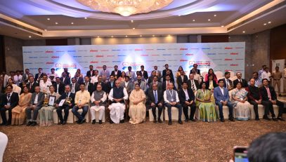 26.02.2026: राज्यपाल आचार्य देवव्रत यांच्या हस्ते आरोग्य क्षेत्रात उल्लेखनीय कार्य करणाऱ्या डॉक्टर्सना 'लोकमत टाईम्स एक्सलन्स इन हेल्थ केअर' पुरस्काराने सन्मानित करण्यात आले. नागपूर येथील सेंटर पॉईंट हॉटेल येथे हा कार्यक्रम आयोजित करण्यात आला होता. दया, करुणा आणि सहिष्णू भावाने कार्य करत रुग्णांना जीवदान देणाऱ्या डॉक्टरांचे समाजावर मोठे उपकार आहेत. निरोगी समाज घडविण्यासाठी डॉक्टरांनी जनजागृती करावी, असे आवाहन राज्यपाल आचार्य देवव्रत यांनी आज येथे केले. निरोगी समाजासाठी शुद्ध हवा, पाणी व मातीची गरज आहे त्यासाठी नैसर्गिक शेतीला प्रोत्साहन देण्यासाठी सर्व समाज घटकांनी पुढे येण्याची गरजही राज्यपालांनी आपल्या भाषणातून व्यक्त केली. कार्यक्रमाला राज्यपालांच्या पत्नी दर्शना देवी, आरोग्य व कुटुंब कल्याणमंत्री प्रकाश आबिटकर, नागपूरच्या महापौर नीता ठाकरे, लोकमत माध्यम समुहाचे प्रमुख विजय दर्डा, पद्मश्री डॉ. विकास महात्मे, पद्मश्री चंद्रशेखर मेश्राम, आयएमएच्या अध्यक्ष मंजुषा गिरी आदी उपस्थित होते.