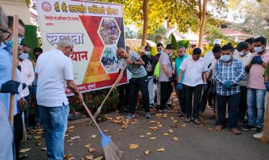 01.03.2026:On the occasion of the birth anniversary of senior spiritual orator Dr. Nanasaheb Dharmadhikari, a statewide cleanliness drive was organized. As part of this initiative, members of the Pratishthan carried out a cleanliness campaign at Maharashtra Lok Bhavan, the official residence of the Governor of Maharashtra. The drive was inaugurated near the entrance gate of Lok Bhavan by S. Ramamurthy, IAS, Additional Secretary to the Governor. Nearly 200 Shri members participated in today’s cleanliness drive and collected 416 kilograms of plastic and thermocol waste from the seashore and other areas within the Lok Bhavan premises.