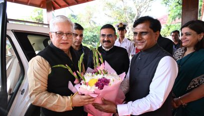 09.03.20026:  राज्यपाल जिष्णु देव वर्मा यांना आज महाराष्ट्र लोकभवन येथे आगमन प्रसंगी पोलीस दलातर्फे मानवंदना देण्यात आली.  यावेळी पोलीस महासंचालक सदानंद दाते, पोलीस आयुक्त देवेन भरती, राज्यपालांचे सचिव डॉ प्रशांत नारनवरे उपस्थित होते.