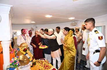 Governor visits 'Chaitya Bhoomi' and garlanded the memorial of Bharat Ratna Dr. Babasaheb Ambedkar