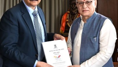 12.03.2026: महाराष्ट्र राज्य सेवा हक्क आयोगाचे मुख्य आयुक्त मनु कुमार श्रीवास्तव यांनी आज राज्यपाल जिष्णु देव वर्मा यांची लोकभवन मुंबई येथे सदिच्छा भेट घेतली.
यावेळी मुख्य आयुक्तांनी राज्यपालांना महाराष्ट्र लोकसेवा हक्क अधिनियम 2015 च्या प्रभावी अंमलबजावणीबाबत माहिती दिली. सदर अधिनियमाबाबत जनजागृती करण्यासाठी राज्यातील विद्यापीठांच्या कुलगुरुंच्या सहकार्याने उपक्रम हाती घेण्यात यावेत तसेच त्या दृष्टीने कुलगुरुंची बैठक बोलावण्यात यावी अशी सूचना राज्यपालांनी यावेळी केली.