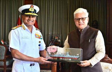 Vice Admiral Krishna Swaminathan meets Governor