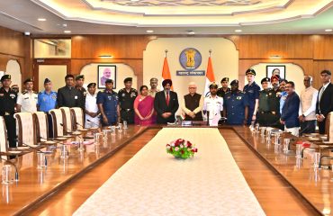 17.03.2026: महाराष्ट्राच्या अभ्यास दौऱ्यावर आलेल्या नॅशनल डिफेन्स कॉलेज येथे प्रशिक्षण घेत असलेल्या भारत व मित्र देशातील वरिष्ठ सैन्य दल व नागरी सेवा अधिकाऱ्यांच्या एका १७ सदस्यांच्या शिष्टमंडळाने  राज्यपाल जिष्णु देव वर्मा यांची लोकभवन येथे भेट घेतली.  शिष्टमंडळामध्ये भारतीय नौदल, वायुदल व स्थलसेनेतील अधिकारी तसेच राजस्व सेवेतील अधिकारी उपस्थित होते. त्याशिवाय रशिया, ओमान, इंडोनेशिया, नायजेरिया, नेपाळ व टांझानिया या मित्र देशांचे वरिष्ठ सैन्य अधिकारी देखिल उपस्थित होते. नॅशनल डिफेन्स कॉलेज येथील वरिष्ठ सल्लागार मेजर जनरल हरकिरत सिंह (सेवा निवृत्त) हे शिष्टमंडळाचे नेतृत्व करीत आहेत.