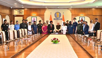 17.03.2026: महाराष्ट्राच्या अभ्यास दौऱ्यावर आलेल्या नॅशनल डिफेन्स कॉलेज येथे प्रशिक्षण घेत असलेल्या भारत व मित्र देशातील वरिष्ठ सैन्य दल व नागरी सेवा अधिकाऱ्यांच्या एका १७ सदस्यांच्या शिष्टमंडळाने  राज्यपाल जिष्णु देव वर्मा यांची लोकभवन येथे भेट घेतली.  शिष्टमंडळामध्ये भारतीय नौदल, वायुदल व स्थलसेनेतील अधिकारी तसेच राजस्व सेवेतील अधिकारी उपस्थित होते. त्याशिवाय रशिया, ओमान, इंडोनेशिया, नायजेरिया, नेपाळ व टांझानिया या मित्र देशांचे वरिष्ठ सैन्य अधिकारी देखिल उपस्थित होते. नॅशनल डिफेन्स कॉलेज येथील वरिष्ठ सल्लागार मेजर जनरल हरकिरत सिंह (सेवा निवृत्त) हे शिष्टमंडळाचे नेतृत्व करीत आहेत.