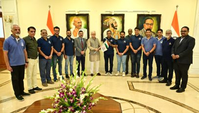 Governor flaggs off a team of mountaineers embarking on a Mount Everest expedition