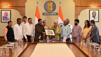 18.03.2026: राज्याचे आदिवासी  विकास मंत्री डॉ अशोक उईके यांच्या नेतृत्वाखाली आदिवासी क्षेत्रातील आमदार तसेच आदिवासी विकास विभागाच्या वरिष्ठ अधिकाऱ्यांनी राज्यपाल जिष्णु देव वर्मा यांची लोक भवन मुंबई येथे भेट घेऊन आदिवासी विकासासंबंधी विविध विषयांवर चर्चा केली. बैठकीला आमदार हरिश्चंद्र भोये, राजेश पडवी, भीमराव केराम, केवलराम कावे, राजू तोडसाम व माजी मंत्री राजेंद्र गावित उपस्थित होते. यावेळी आदिवासी विकास आयुक्त लीना बनसोड व आदिवासी विकास संशोधन परिषदेच्या आयुक्त मंजिरी मनोलकर यांनी राज्यपालांसमोर आपापल्या विभागांचे सादरीकरण केले.