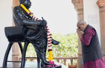Vice President of India accompanied by Governor visits the Dr Hedgewar Smriti Mandir in Nagpur