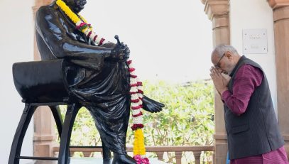 Vice President of India accompanied by Governor visits the Dr Hedgewar Smriti Mandir in Nagpur