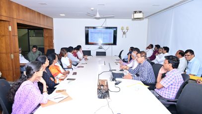 01.04.2026:   क्षमता विकास आयोग, भारत सरकार व 'कर्मयोगी भारत' यांच्या संयुक्त विद्यमाने दिनांक २ एप्रिल ते ८ एप्रिल या कालावधीत 'साधना सप्ताह' आयोजित करण्यात आला आहे.   या साधना सप्ताहानिमित्त महाराष्ट्र लोकभवन येथे कार्यशाळेचे आयोजन करण्यात आले होते. राज्यपालांचे अवर सचिव (शिक्षण) विकास कुलकर्णी यांनी यावेळी लोकभवनातील अधिकारी व कर्मचारी यांना साधना सप्ताह कसा साजरा करायचा आहे याबाबत मार्गदर्शन केले.