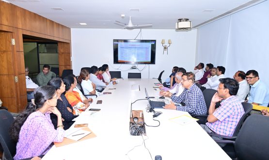 01.04.2026:   क्षमता विकास आयोग, भारत सरकार व 'कर्मयोगी भारत' यांच्या संयुक्त विद्यमाने दिनांक २ एप्रिल ते ८ एप्रिल या कालावधीत 'साधना सप्ताह' आयोजित करण्यात आला आहे.   या साधना सप्ताहानिमित्त महाराष्ट्र लोकभवन येथे कार्यशाळेचे आयोजन करण्यात आले होते. राज्यपालांचे अवर सचिव (शिक्षण) विकास कुलकर्णी यांनी यावेळी लोकभवनातील अधिकारी व कर्मचारी यांना साधना सप्ताह कसा साजरा करायचा आहे याबाबत मार्गदर्शन केले.