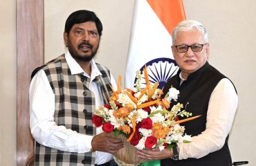 08.04.2026: केंद्रीय सामाजिक न्याय व सक्षमीकरण राज्य मंत्री रामदास आठवले यांच्या नेतृत्वाखालील आरपीआय (आठवले) व पीपल्स एजुकेशन सोसायटीच्या शिष्टमंडळाने आज महाराष्ट्राचे राज्यपाल  जिष्णु देव वर्मा यांची लोकभवन, मुंबई येथे भेट घेतली. यावेळी संस्थेचे पदाधिकारी डॉ सुखदेव थोरात, डॉ वासुदेव गाडे आदी प्रामुख्याने उपस्थित होते.