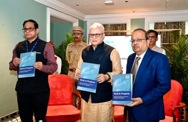 09.04.2026:  संयुक्त राष्ट्र संघाच्या पर्यावरण विभागातर्फे आयोजित 'प्लास्टिक उत्पादने व प्लास्टिक पॅकेजिंग आवरणांचा  पर्यावरणावरील दुष्परिणाम' या विषयावरील तज्ज्ञांच्या बैठकीला राज्यपाल जिष्णु देव वर्मा यांनी हॉटेल ताज महाल पॅलेस मुंबई येथे संबोधित केले.  यावेळी राज्यपालांच्या हस्ते ‘वर्क इन प्रोग्रेस: रिड्युसिंग द प्लास्टिक फूटप्रिंट ऑफ प्रॉडक्ट्स अँड पॅकेजिंग’ या पुस्तिकेचे प्रकाशन करण्यात आले.शाश्वततेशिवाय  झालेल्या विकासाला 'विकास' म्हणता येणार नाही असे सांगून राज्यपालांनी प्लास्टिक प्रदूषणाच्या गंभीर समस्येवर मात करण्यासाठी शासन, उद्योग जगत, आणि नागरिकांनी यांनी एकत्रितपणे प्रयत्न करण्याचे आवाहन केले. बैठकीला  संयुक्त राष्ट्र पर्यावरण कार्यक्रमाचे भारतातील प्रमुख अधिकारी बाळकृष्ण पिशुपती, रिझर्व्ह बँकेचे कार्यकारी संचालक आर. केशवन, विविध कंपन्यांचे मुख्य कार्यकारी अधिकारी, मुख्य शाश्वतता अधिकारी तसेच या क्षेत्रातील तज्ज्ञ उपस्थित होते.