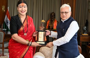 President of Saptarang Sevabhavi Sanstha Dr. Sanvi Jethwani meets Governor