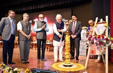 10.04.2026: महाराष्ट्राचे राज्यपाल जिष्णु देव वर्मा यांनी भारतीय कॉस्ट ऑडिट संस्थेतर्फे आयोजित “विकसित भारतासाठी कॉस्ट ऑडिट” या विषयावरील राष्ट्रीय परिसंवादाचे उद्घाटन केले. उदघाटन सत्राला एशियन हार्ट इन्स्टिट्यूटचे संस्थापक डॉ. रमाकांत पांडा, भारतीय कॉस्ट व मॅनेजमेंट अकाउंटंट्स संस्थेचे अध्यक्ष टी.सी.ए. श्रीनिवास प्रसाद,  उपाध्यक्ष नीरज जोशी, व्यावसायिक विकास समितीचे अध्यक्ष मनोज आनंद,  आयसीएमएआयचे माजी अध्यक्ष विकास देवधर, राज्यपालांचे सचिव डॉ प्रशांत नारनवरे, सहसचिव एस रामामुर्ती तसेच संस्थेचे सदस्य व व्यावसायिक उपस्थित होते. कॉस्ट ऑडिट ही केवळ अनुपालनाची गरज नसून आर्थिक प्रशासनासाठी एक धोरणात्मक साधन आहे असल्याचे राज्यपालांनी सांगितले. भारतीय कॉस्ट ऑडिट संस्थेने आपल्या व्यावसायिक अभ्यासक्रमांची माहिती मुंबई, पुणे आदी महानगरांबाहेरील विद्यापीठे व महाविद्यालयांमध्ये देखील करून द्यावी जेणेकरून तेथील विद्यार्थ्यांना या क्षेत्रातील संधींची माहिती होईल, अशी सूचना राज्यपालांनी यावेळी केली. सूचीबद्ध कंपन्या, गृहपयोगी वस्तू उत्पादक, बहुराष्ट्रीय कंपन्या आणि पतसंस्थांमध्ये देखील कॉस्ट ऑडिट अनिवार्य करण्याची त्यांनी सूचना केली.