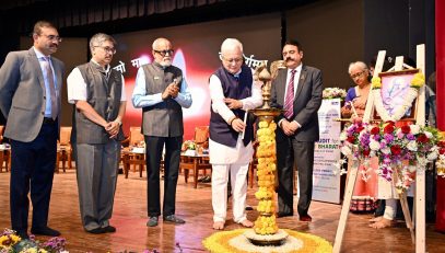 10.04.2026: महाराष्ट्राचे राज्यपाल जिष्णु देव वर्मा यांनी भारतीय कॉस्ट ऑडिट संस्थेतर्फे आयोजित “विकसित भारतासाठी कॉस्ट ऑडिट” या विषयावरील राष्ट्रीय परिसंवादाचे उद्घाटन केले. उदघाटन सत्राला एशियन हार्ट इन्स्टिट्यूटचे संस्थापक डॉ. रमाकांत पांडा, भारतीय कॉस्ट व मॅनेजमेंट अकाउंटंट्स संस्थेचे अध्यक्ष टी.सी.ए. श्रीनिवास प्रसाद,  उपाध्यक्ष नीरज जोशी, व्यावसायिक विकास समितीचे अध्यक्ष मनोज आनंद,  आयसीएमएआयचे माजी अध्यक्ष विकास देवधर, राज्यपालांचे सचिव डॉ प्रशांत नारनवरे, सहसचिव एस रामामुर्ती तसेच संस्थेचे सदस्य व व्यावसायिक उपस्थित होते. कॉस्ट ऑडिट ही केवळ अनुपालनाची गरज नसून आर्थिक प्रशासनासाठी एक धोरणात्मक साधन आहे असल्याचे राज्यपालांनी सांगितले. भारतीय कॉस्ट ऑडिट संस्थेने आपल्या व्यावसायिक अभ्यासक्रमांची माहिती मुंबई, पुणे आदी महानगरांबाहेरील विद्यापीठे व महाविद्यालयांमध्ये देखील करून द्यावी जेणेकरून तेथील विद्यार्थ्यांना या क्षेत्रातील संधींची माहिती होईल, अशी सूचना राज्यपालांनी यावेळी केली. सूचीबद्ध कंपन्या, गृहपयोगी वस्तू उत्पादक, बहुराष्ट्रीय कंपन्या आणि पतसंस्थांमध्ये देखील कॉस्ट ऑडिट अनिवार्य करण्याची त्यांनी सूचना केली.