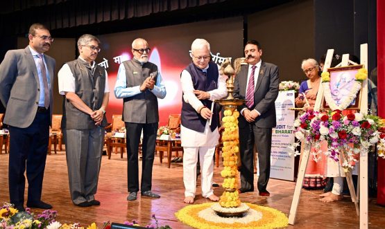 10.04.2026: महाराष्ट्राचे राज्यपाल जिष्णु देव वर्मा यांनी भारतीय कॉस्ट ऑडिट संस्थेतर्फे आयोजित “विकसित भारतासाठी कॉस्ट ऑडिट” या विषयावरील राष्ट्रीय परिसंवादाचे उद्घाटन केले. उदघाटन सत्राला एशियन हार्ट इन्स्टिट्यूटचे संस्थापक डॉ. रमाकांत पांडा, भारतीय कॉस्ट व मॅनेजमेंट अकाउंटंट्स संस्थेचे अध्यक्ष टी.सी.ए. श्रीनिवास प्रसाद,  उपाध्यक्ष नीरज जोशी, व्यावसायिक विकास समितीचे अध्यक्ष मनोज आनंद,  आयसीएमएआयचे माजी अध्यक्ष विकास देवधर, राज्यपालांचे सचिव डॉ प्रशांत नारनवरे, सहसचिव एस रामामुर्ती तसेच संस्थेचे सदस्य व व्यावसायिक उपस्थित होते. कॉस्ट ऑडिट ही केवळ अनुपालनाची गरज नसून आर्थिक प्रशासनासाठी एक धोरणात्मक साधन आहे असल्याचे राज्यपालांनी सांगितले. भारतीय कॉस्ट ऑडिट संस्थेने आपल्या व्यावसायिक अभ्यासक्रमांची माहिती मुंबई, पुणे आदी महानगरांबाहेरील विद्यापीठे व महाविद्यालयांमध्ये देखील करून द्यावी जेणेकरून तेथील विद्यार्थ्यांना या क्षेत्रातील संधींची माहिती होईल, अशी सूचना राज्यपालांनी यावेळी केली. सूचीबद्ध कंपन्या, गृहपयोगी वस्तू उत्पादक, बहुराष्ट्रीय कंपन्या आणि पतसंस्थांमध्ये देखील कॉस्ट ऑडिट अनिवार्य करण्याची त्यांनी सूचना केली.