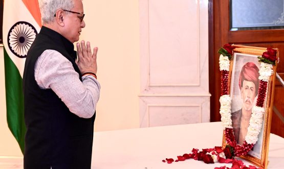 Governor pays tribute to Mahatma Phule